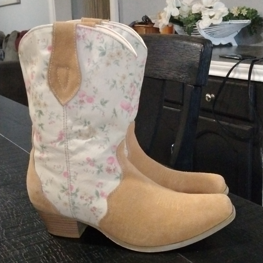 Floral Tan Western Boots